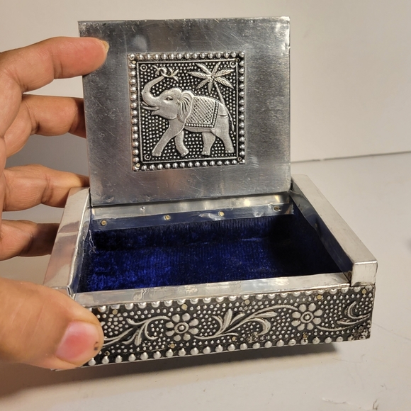 Vtg hammered silver metal embossed jewelry box with elephant blue velvet lining - Picture 8 of 8